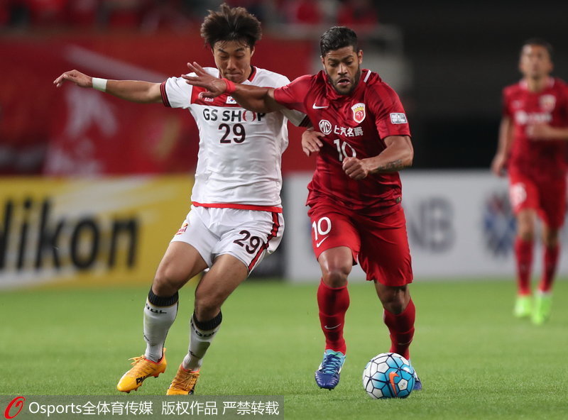 胡爾克帶球突破