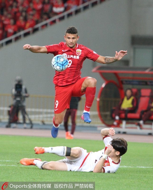 埃爾克森躲過對方鏟球