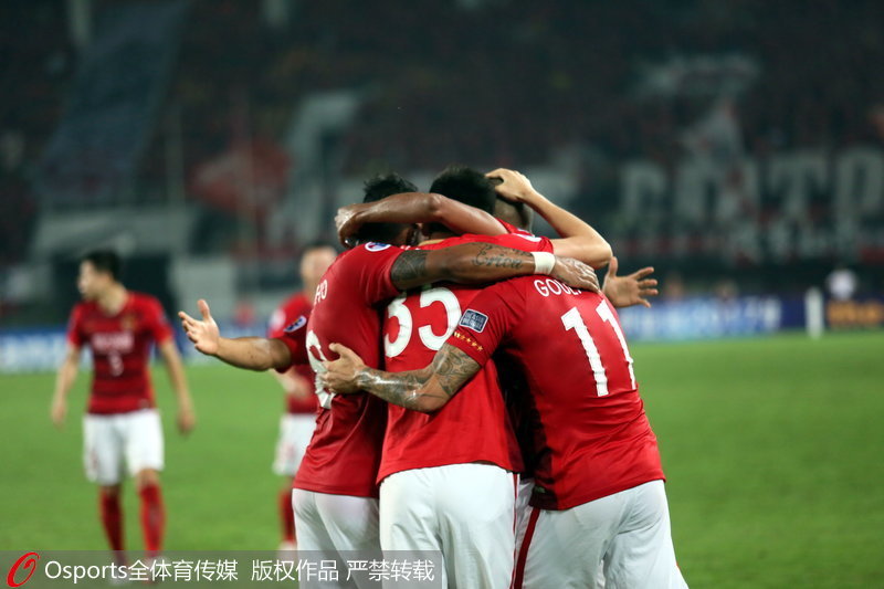 恆大隊員賽后相擁慶祝晉級