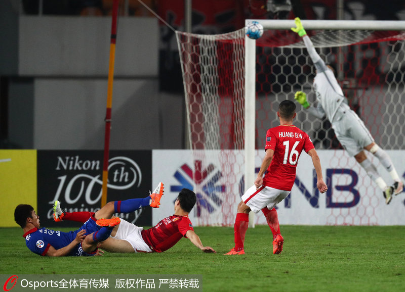 恆大門將曾誠奮力扑救