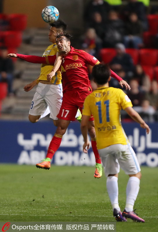 阿德萊德隊米留斯尼奇與江蘇蘇寧隊楊笑天爭頂頭球