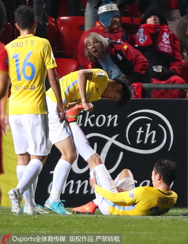 江蘇蘇寧隊隊員受傷倒地