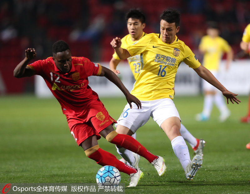 江蘇蘇寧隊高天意防守阿德萊德隊奧奇恩帶球