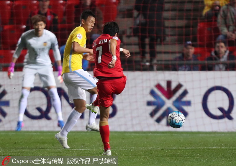 江蘇蘇寧隊高天意封堵對方射門