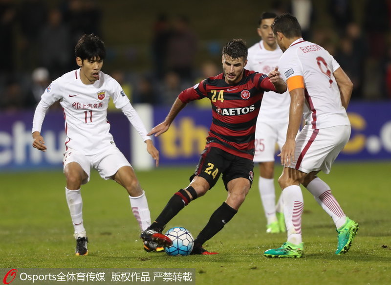 上海上港隊呂文君、外援埃爾克森防守西悉尼流浪者隊安東尼斯