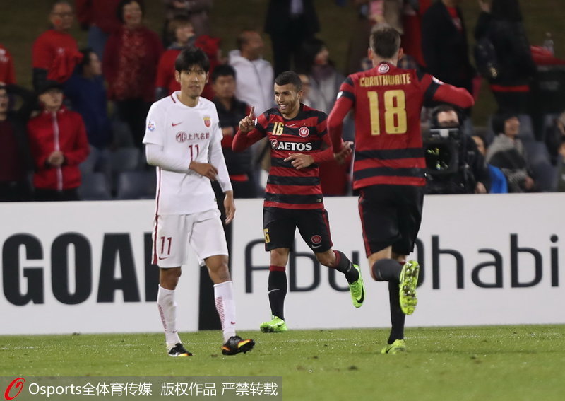 西悉尼流浪者隊索蒂裡奧慶祝進球，呂文君表情失落