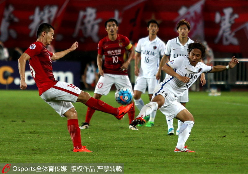 廣州恆大隊黃博文與鹿島鹿角隊金森健志拼搶