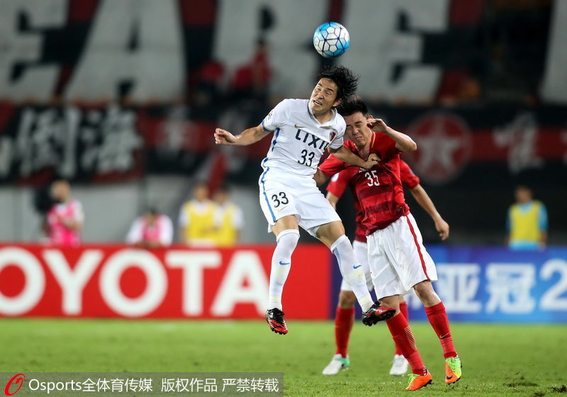 廣州恆大隊李學鵬與鹿島鹿角隊金崎夢生爭頂頭球