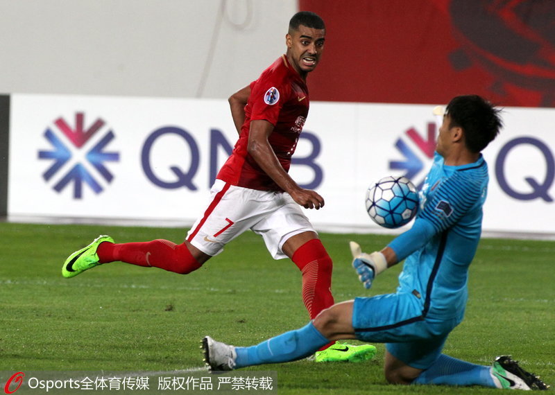 廣州恆大隊外援阿蘭射門被鹿島鹿角隊門將權淳泰扑救