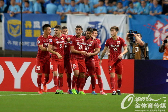 2017年5月24日，2017年亞冠1/8決賽首回合：上海上港2：1勝江蘇蘇寧。圖為上港隊員慶祝進球。