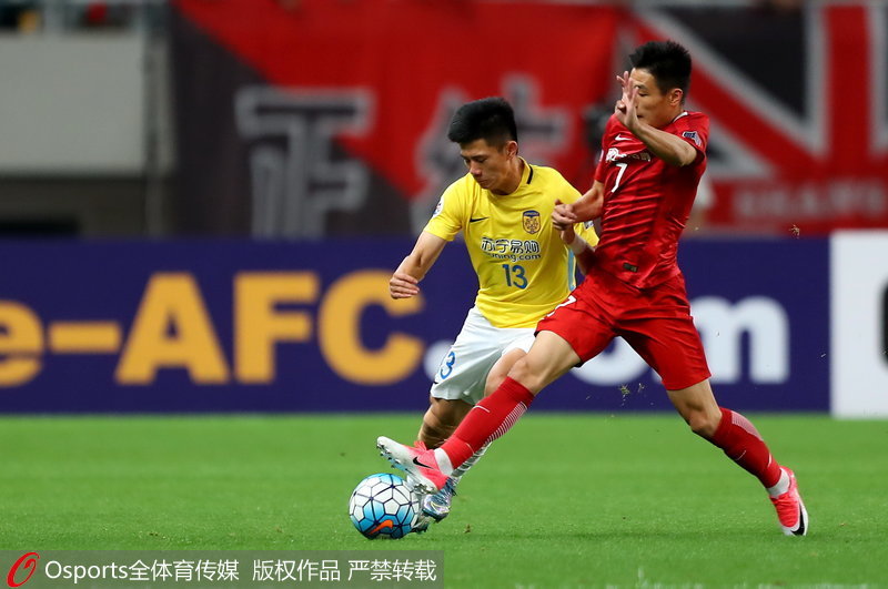 上海上港隊武磊防守江蘇蘇寧隊陶源