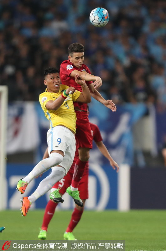 上海上港隊外援奧斯卡與江蘇蘇寧隊外援馬丁內斯爭頂頭球