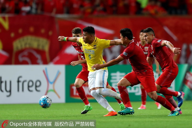 上海上港隊防守多人江蘇蘇寧隊外援馬丁內斯