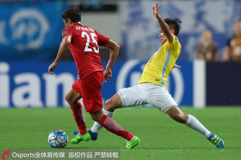 江蘇蘇寧隊劉建業防守上海上港隊外援艾哈邁多夫