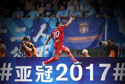 馬丁內斯破門胡爾克救主 "中國德比"上港小勝蘇寧
北京時間24日晚20點，亞冠1/8決賽“中國德比”首回合比賽上演，第8分鐘馬丁內斯低射破門先拔頭籌，第32分鐘胡爾克博得點球主罰命中扳平，上半場補時階段，胡爾克底線傳中，球打在艾哈邁多夫頭上彈入網內，上港將比分反超。