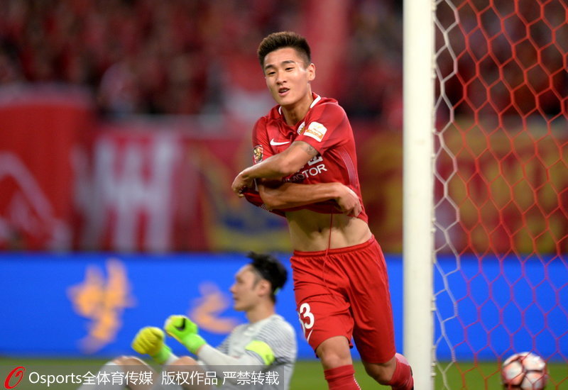 上港U23球員韋世豪進球后脫衣慶祝