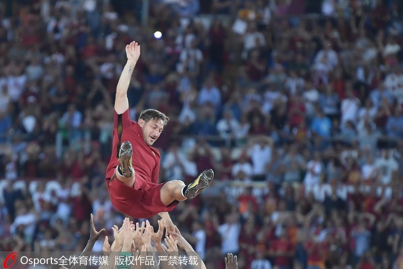 托蒂被高高拋起