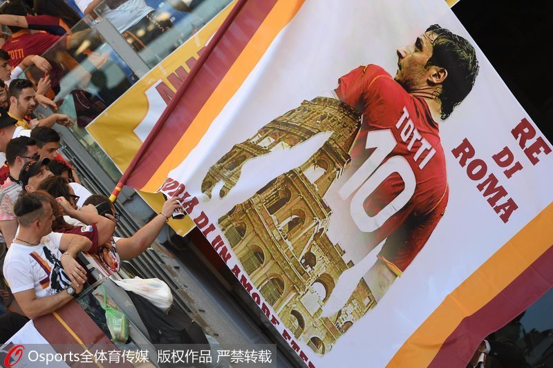 球迷打出托蒂巨型海報