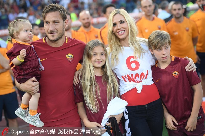 托蒂與家人合影