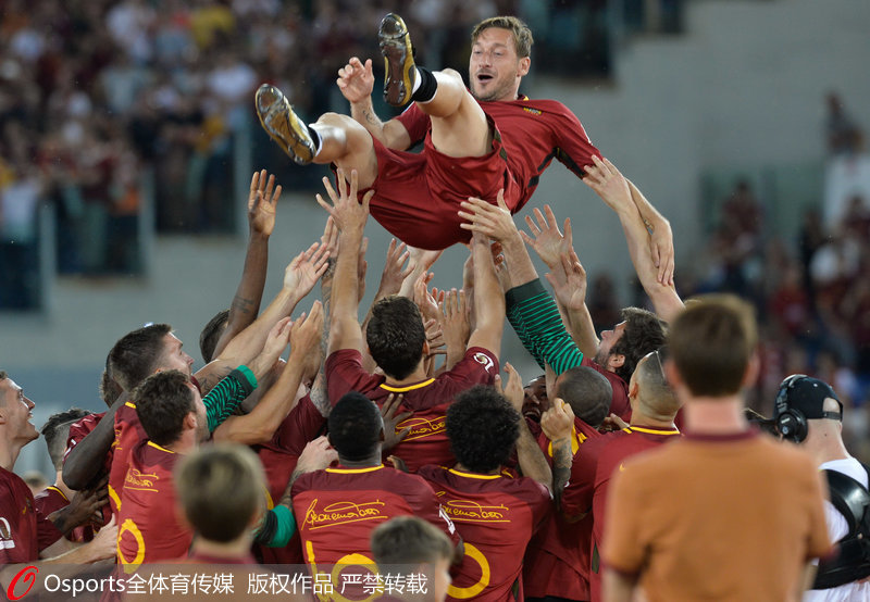 羅馬隊員將托蒂高高拋起