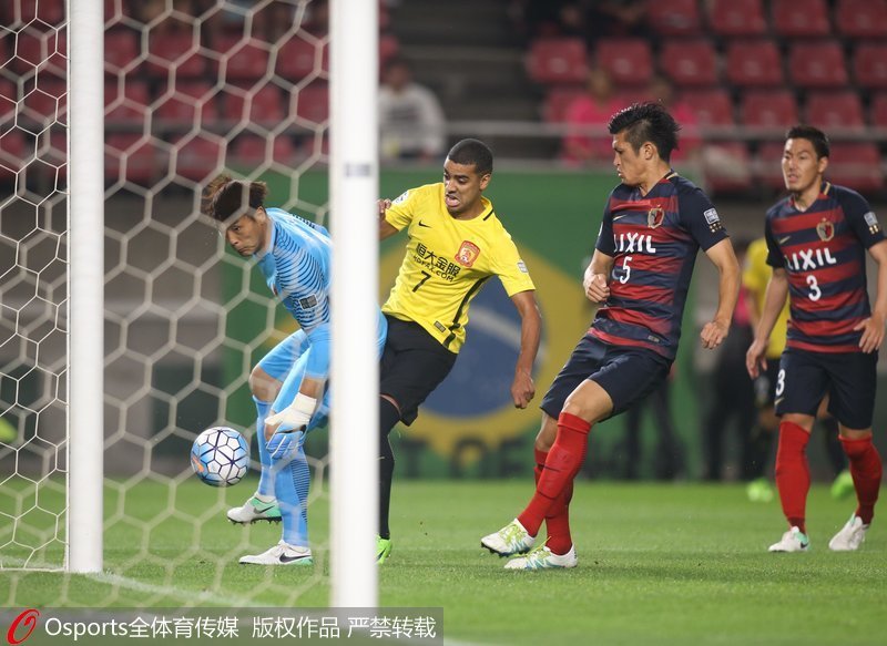 廣州恆大隊外援阿蘭門前搶點射門