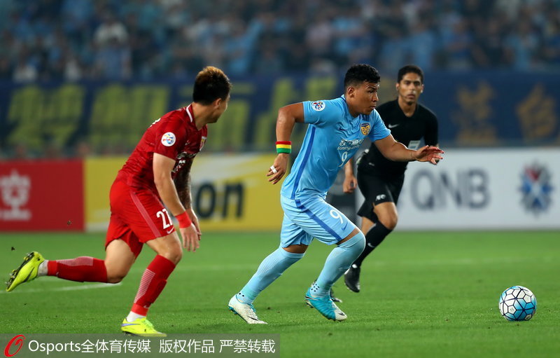 江蘇蘇寧隊外援馬丁內斯帶球突破