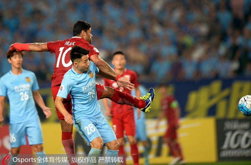 江蘇蘇寧隊楊笑天防守上海上港隊外援胡爾克