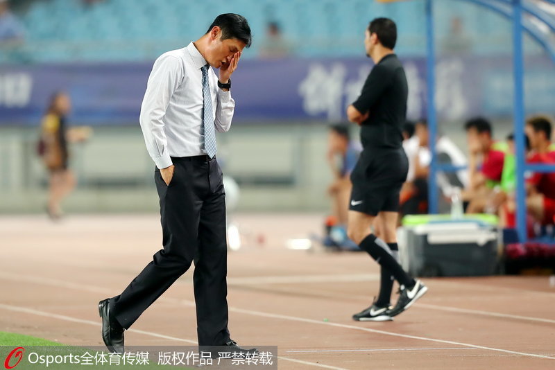 江蘇蘇寧隊主教練崔龍洙難掩失落
