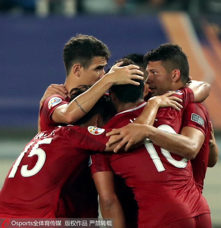 上海上港隊外援埃爾克森與外援奧斯卡擁抱慶祝進球