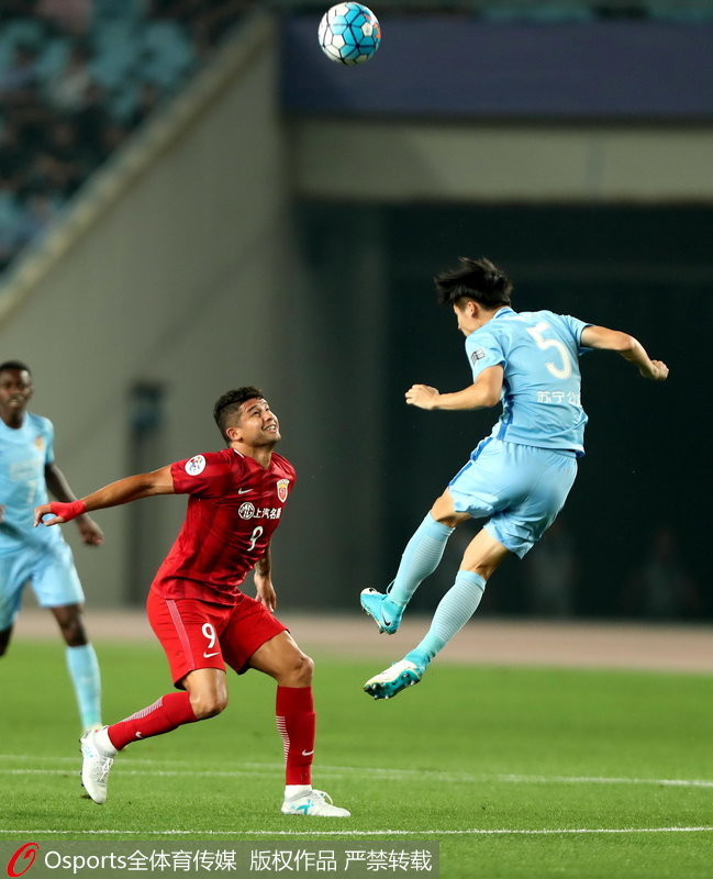 上海上港隊外援埃爾克森與江蘇蘇寧隊周雲爭頂