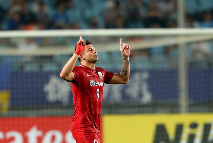 埃爾克森造兩球 上港3-2蘇寧總分5-3亞冠晉級
北京時間5月31日20時，亞冠1/8決賽中超德比次回合上演，江蘇蘇寧主場2-3負於上海上港，雙方首回合較量，上港主場2-1戰勝蘇寧。最終，上海上港客場3-2戰勝江蘇蘇寧，以總比分5-3晉級亞冠八強。
