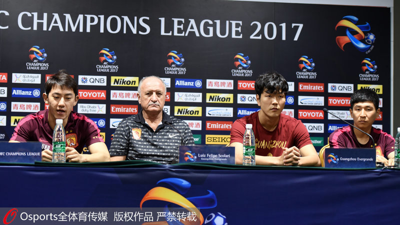 斯科拉裡攜球員出席發布會