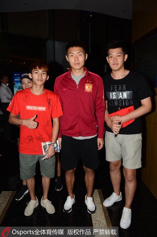 廣州恆大后衛王上源與球迷合影