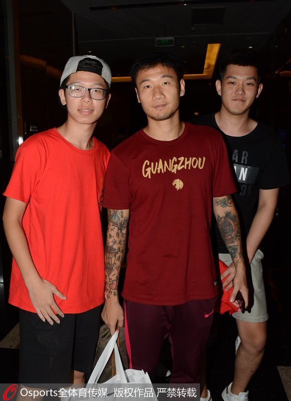 廣州恆大后衛榮昊與球迷合影