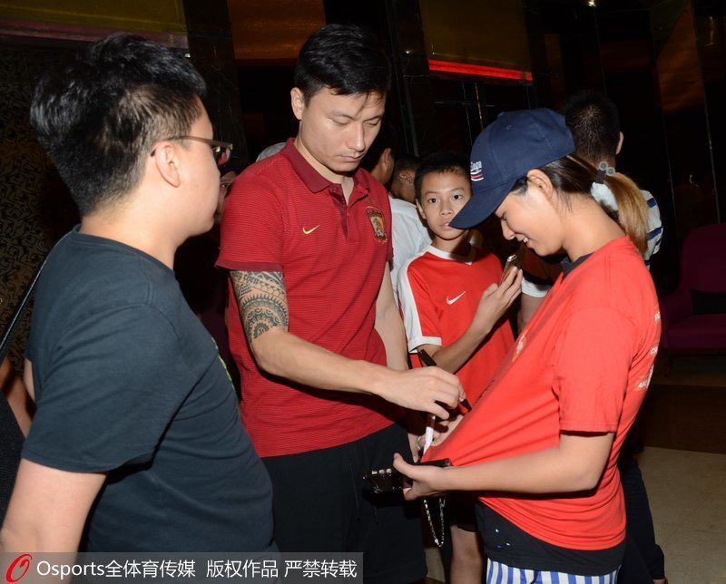 廣州恆大前鋒郜林為球迷簽名
