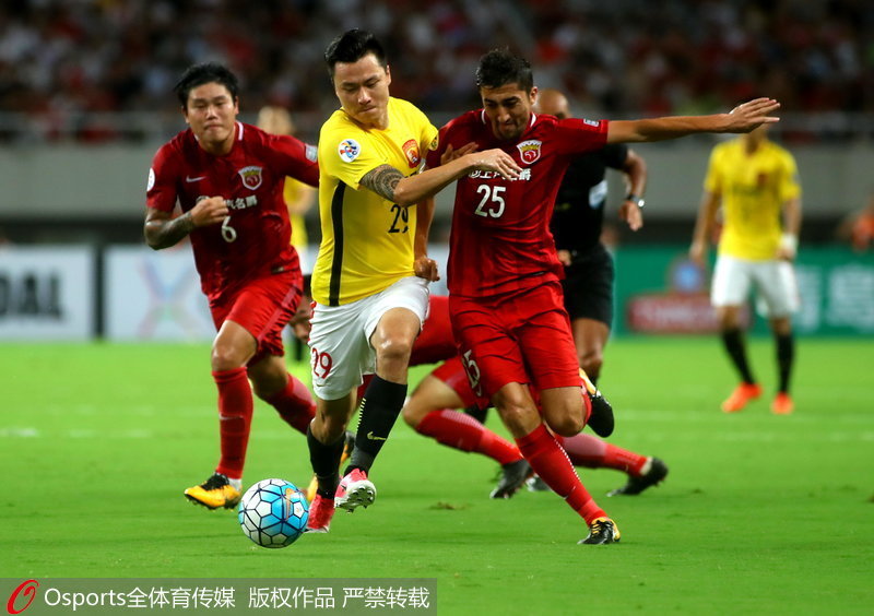  廣州恆大隊郜林與上海上港隊外援艾哈邁多夫激烈拼搶