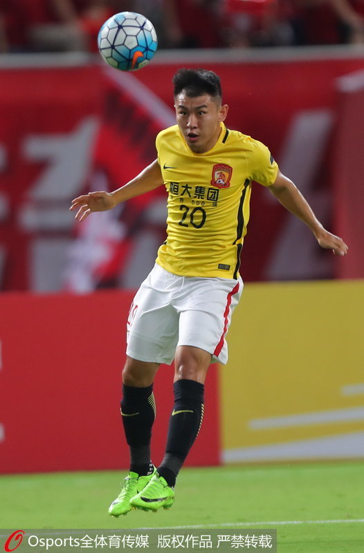 廣州恆大隊於漢超頭球