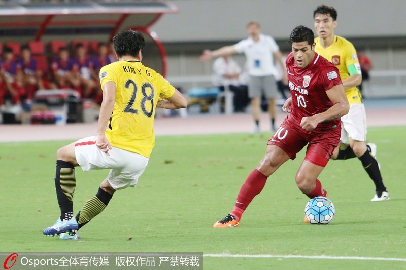 廣州恆大胡爾克帶球突破