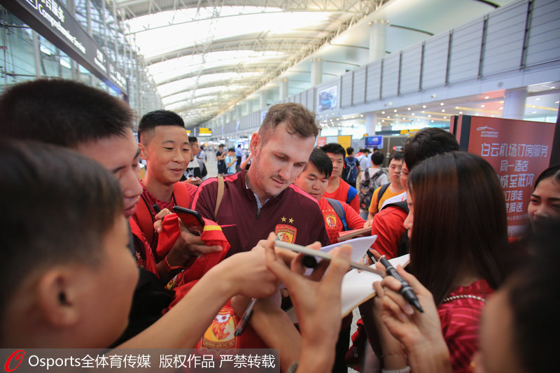 恆大隊助理教練保羅·圖拉給球迷簽名