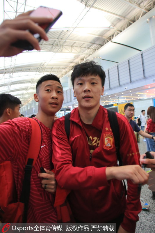 恆大隊鄒正與球迷合影