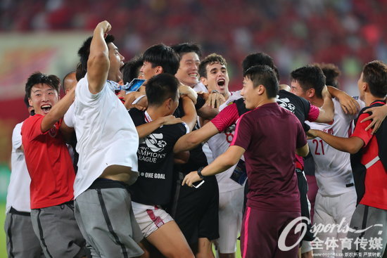 2017年9月12日，2017年亞冠聯賽1/4決賽第二回合在廣州天河體育場開始第二回合較量，由廣州恆大主場迎戰上海上港。兩隊120分鐘內戰成5比5平，點球大戰恆大4:5不敵上港，上港晉級。