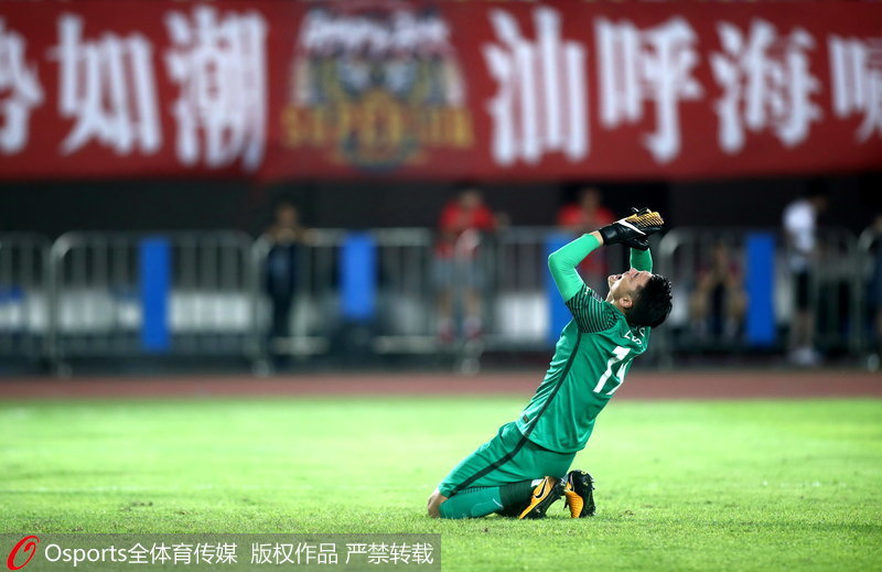 恆大門將曾誠在球隊90分鐘內追平總比分后仰天長嘆