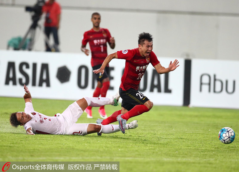 上港隊張衛鏟倒恆大隊於漢超