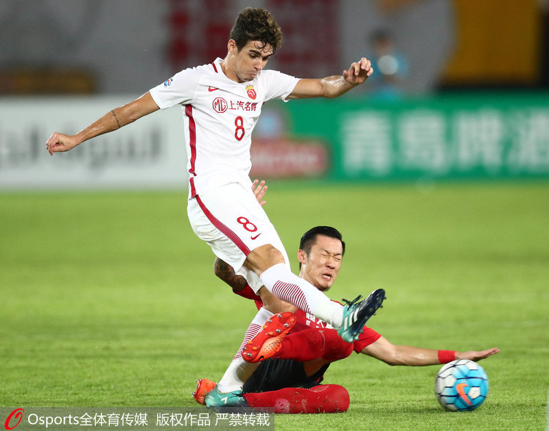 恆大隊徐新鏟倒上港隊奧斯卡