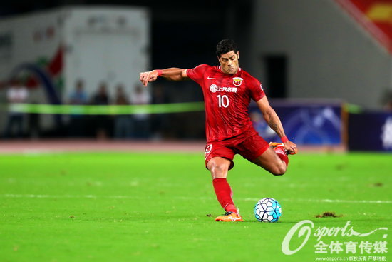 2017年9月27日，2017年亞冠聯賽半決賽首回合，上海上港1：1平浦和紅鑽。圖為上港外援胡爾克射門