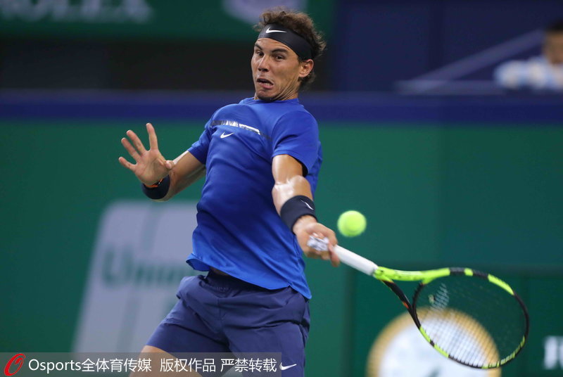 納達爾正手大力回球