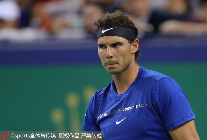 納達爾神情專注