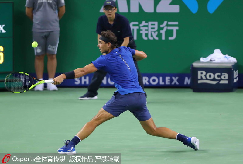 納達爾奮力救球