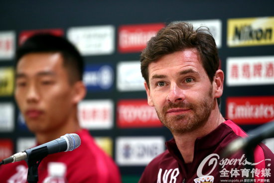 2017年10月17日，2017年亞冠聯賽半決賽次回合前瞻：上海上港召開新聞發布會 博阿斯攜賀慣出席。