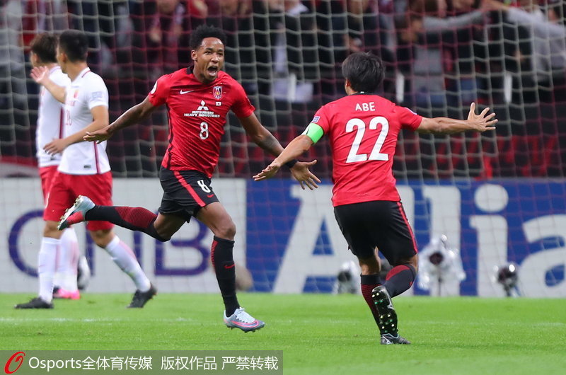 席爾瓦與隊友慶祝進球